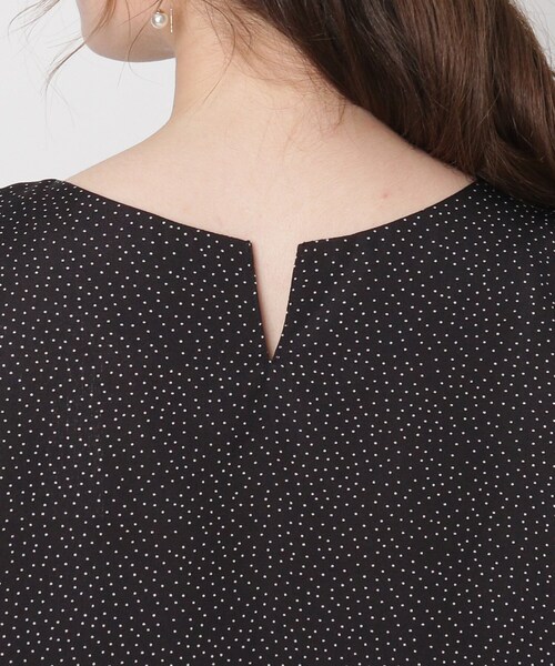 couture brooch（クチュールブローチ）の「◆【大人レディ、きちんと見えが叶うブラウス！】前後2WAY　フリルスリーブゴールドバーブラウス（シャツ/ブラウス・レディース・オフホワイト/サックスブルー/ブラック系・38/42）」の18枚目の写真