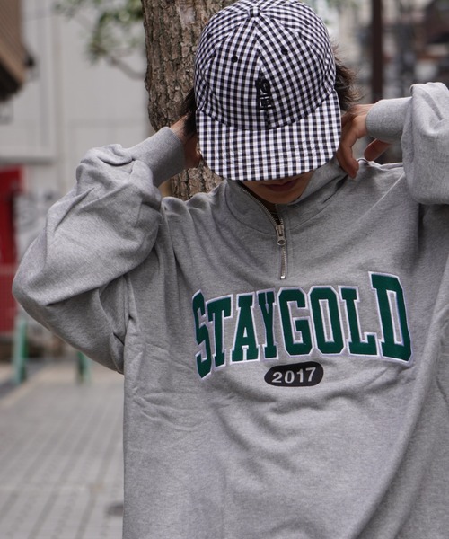 STAY GOLD（ステイゴールド）の「STAYGOLD カレッジロゴ ハーフジップ