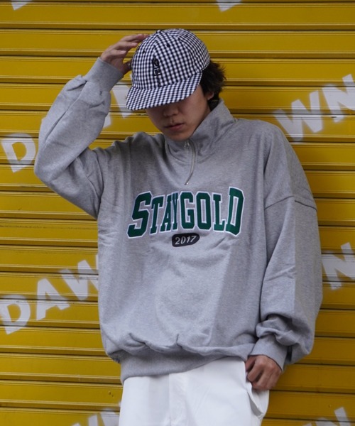 STAY GOLD（ステイゴールド）の「STAYGOLD カレッジロゴ ハーフジップ