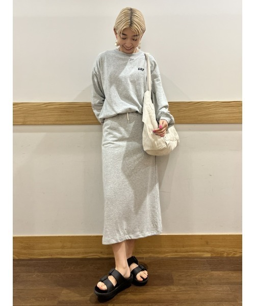 GAP(ギャップ)の「ミニ GAPロゴスウェット・トレーナー(スウェット・レディース・オフホワイト/ブラウン/ブラック/ライトグレー/カーキ/ブルー/ベージュ/ピンク/ライトブラウン/グリーン/ダークグリーン・L/S/XS/XXS/M/XL)」の17枚目の写真