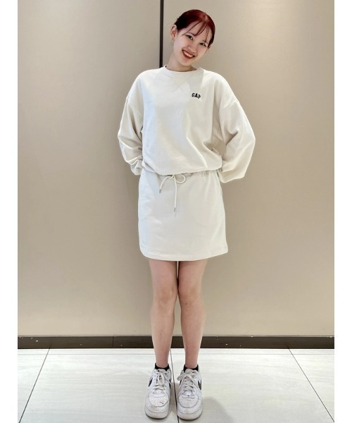 GAP(ギャップ)の「ミニ GAPロゴスウェット・トレーナー(スウェット・レディース・オフホワイト/ブラウン/ブラック/ライトグレー/カーキ/ブルー/ベージュ/ピンク/ライトブラウン/グリーン/ダークグリーン・L/S/XS/XXS/M/XL)」の12枚目の写真