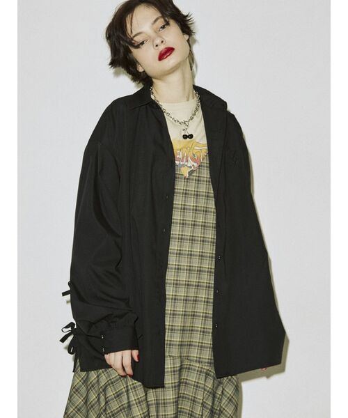 jouetie(ジュエティ)の「サイドリボンロングシャツ(シャツ/ブラウス・レディース・オフホワイト/ブラック/ピンク・MEDIUM)」の2枚目の写真