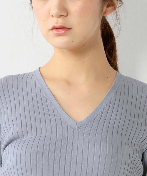 UNITED ARROWS（ユナイテッドアローズ）の「UAB CTN ワイドリブ Vネックニット ◆（ニット/セーター・レディース・オフホワイト/ブラック/ライトブルー・フリー）」の8枚目の写真