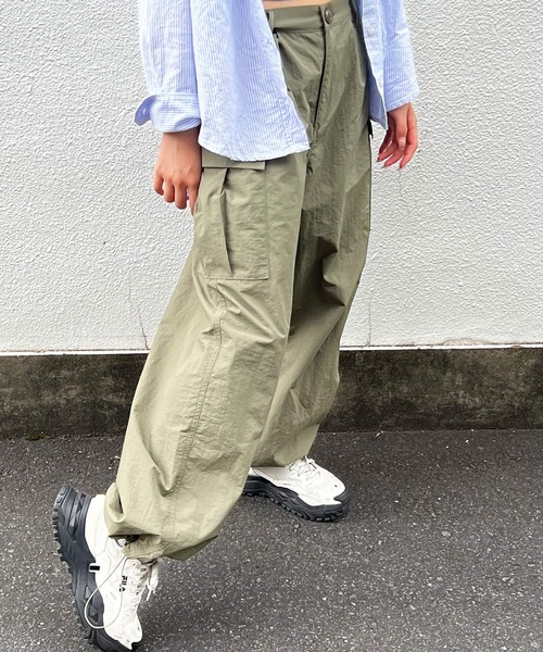 HALEY PESCA（ヘーリーペスカ）の「HALEY PESCA/ルーズシルエット ハイウエストパラシュートパンツ（カーゴパンツ・レディース・アイボリー/ブラック/カーキ・MEDIUM）」の19枚目の写真