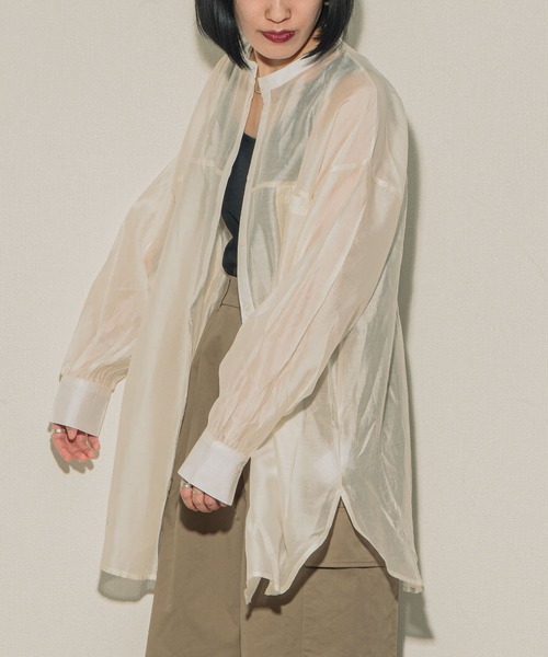 ottilie(オティーリエ)の「ottilie シアーオーバーシャツ(シャツ/ブラウス・レディース・アイボリー/グレイッシュベージュ/ブラック/サックスブルー・FREE)」の2枚目の写真