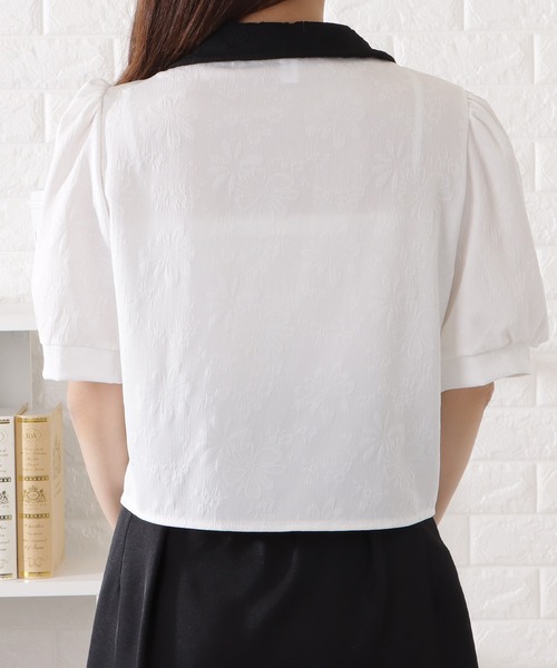【新品タグ付き】BEIGE, BROADCLOTH ブラウス パールボタン セール】パールボタン付きバイカラー半袖前開きブラウス（シャツ