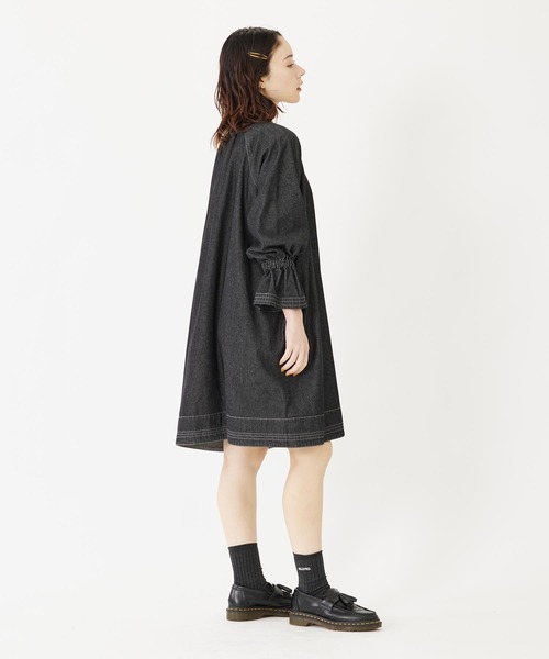 MILKFED.（ミルクフェド）の「DENIM DRESS（ワンピース・レディース・ブラック/インディゴブルー・ONE SIZE）」の3枚目の写真