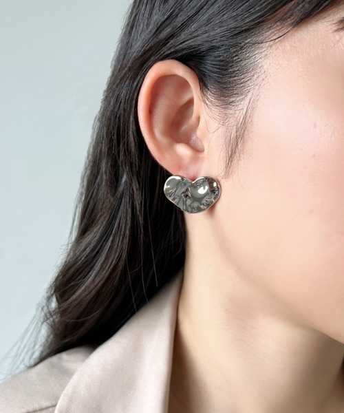 iso(イソ)の「ニュアンスメタルハートピアス(ピアス(両耳用)・レディース・ゴールド/シルバー・FREE)」の2枚目の写真