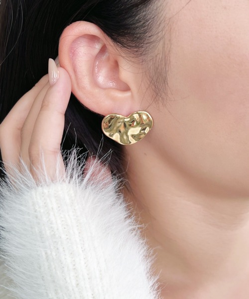 iso(イソ)の「ニュアンスメタルハートピアス(ピアス(両耳用)・レディース・ゴールド/シルバー・FREE)」の1枚目の写真