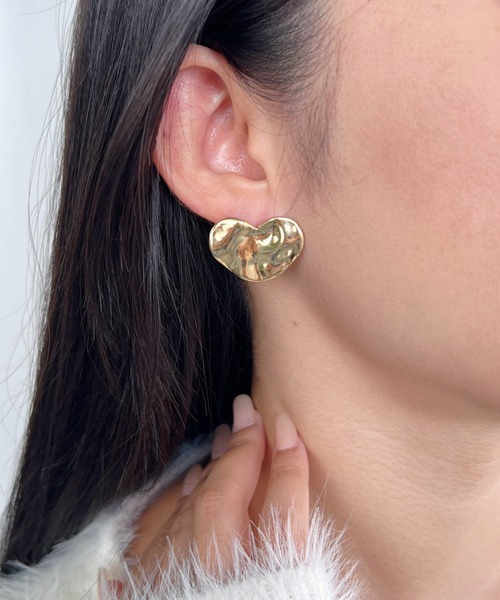 iso(イソ)の「ニュアンスメタルハートピアス(ピアス(両耳用)・レディース・ゴールド/シルバー・FREE)」の4枚目の写真