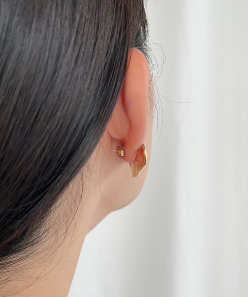 iso(イソ)の「ニュアンスメタルハートピアス(ピアス(両耳用)・レディース・ゴールド/シルバー・FREE)」の5枚目の写真