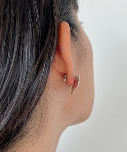 iso(イソ)の「ニュアンスメタルハートピアス(ピアス(両耳用)・レディース・ゴールド/シルバー・FREE)」の3枚目の写真