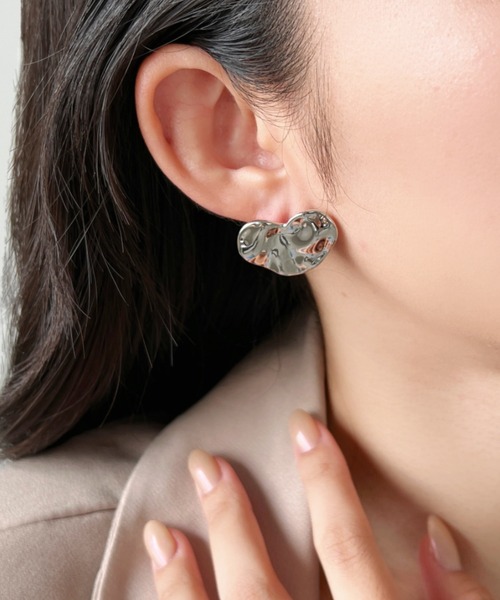 iso(イソ)の「ニュアンスメタルハートピアス(ピアス(両耳用)・レディース・ゴールド/シルバー・FREE)」の6枚目の写真