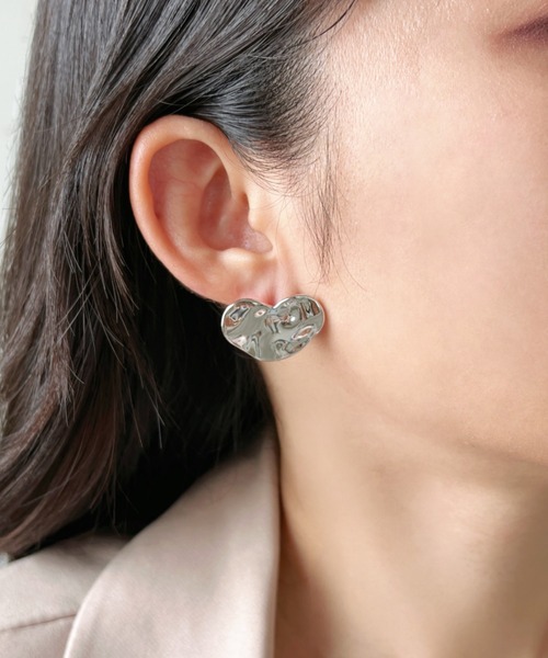 iso(イソ)の「ニュアンスメタルハートピアス(ピアス(両耳用)・レディース・ゴールド/シルバー・FREE)」の7枚目の写真