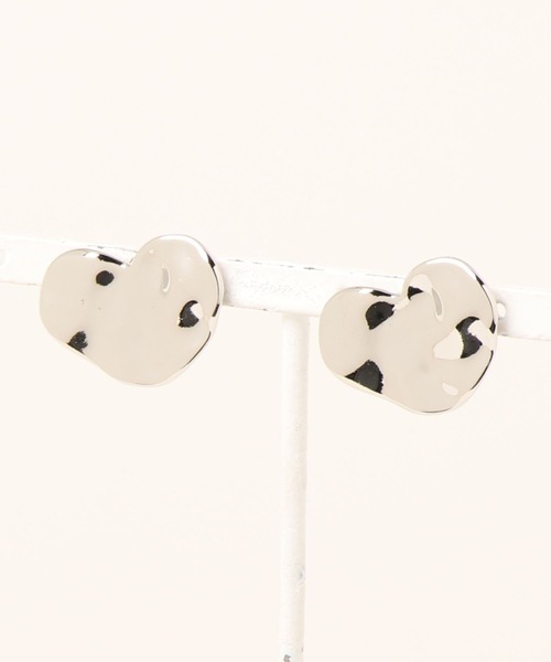 iso(イソ)の「ニュアンスメタルハートピアス(ピアス(両耳用)・レディース・ゴールド/シルバー・FREE)」の8枚目の写真