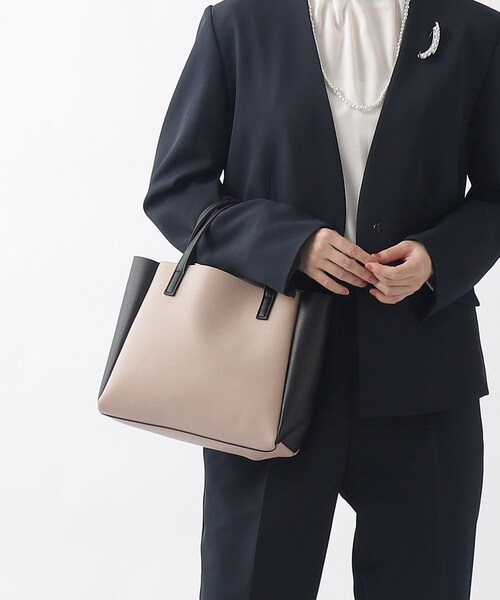 SHOO・LA・RUE（シューラルー）の「◆【通勤/セレモニー/2WAY】一枚革風ミドルトートバッグ（トートバッグ・レディース・グレー系4/ブラック/ブラウン系・00）」の14枚目の写真