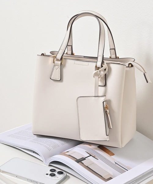 Honeys(ハニーズ)の「軽量両あおりハンドバッグ(ハンドバッグ・レディース・ライトベージュ/ブルーグレー/アイボリー/ブラック/スモークピンク/グレー/ブラウン・FREE)」の2枚目の写真