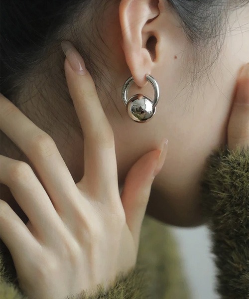 VIBGYOR Women(ヴィブジョー ウィメン)の「【resonance】2way メタルボール付き フープピアス(ピアス(両耳用)・レディース・ゴールド/シルバー・FREE)」の1枚目の写真