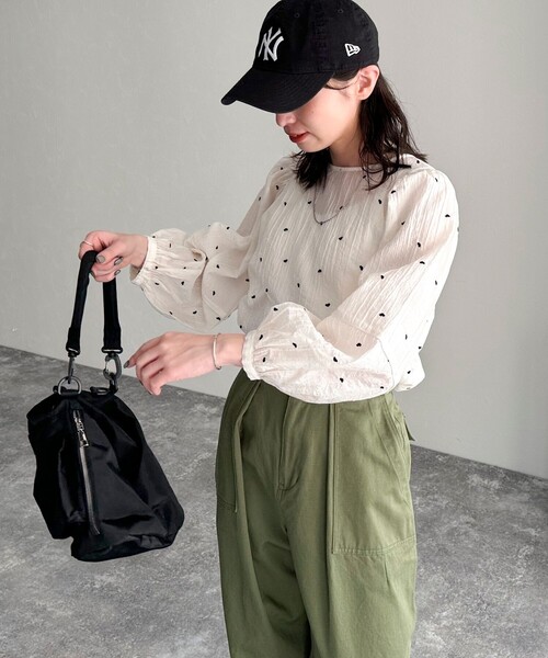 fredy emue（フレディエミュ）の「ハート刺繍袖ボリュームブラウス（シャツ/ブラウス・レディース・ホワイト系その他/パープル系その他/ブルー系その他/ブラック系その他・38）」の2枚目の写真