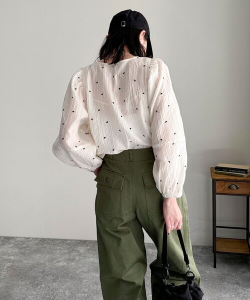 fredy emue（フレディエミュ）の「ハート刺繍袖ボリュームブラウス（シャツ/ブラウス・レディース・ホワイト系その他/パープル系その他/ブルー系その他/ブラック系その他・38）」の9枚目の写真