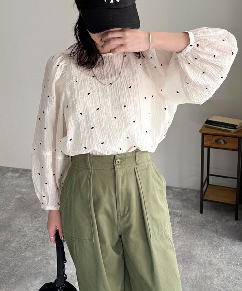 fredy emue（フレディエミュ）の「ハート刺繍袖ボリュームブラウス（シャツ/ブラウス・レディース・ホワイト系その他/パープル系その他/ブルー系その他/ブラック系その他・38）」の11枚目の写真