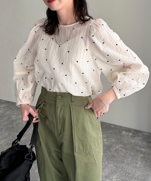 fredy emue（フレディエミュ）の「ハート刺繍袖ボリュームブラウス（シャツ/ブラウス・レディース・ホワイト系その他/パープル系その他/ブルー系その他/ブラック系その他・38）」の12枚目の写真