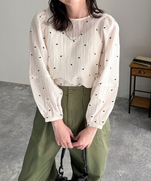 fredy emue（フレディエミュ）の「ハート刺繍袖ボリュームブラウス（シャツ/ブラウス・レディース・ホワイト系その他/パープル系その他/ブルー系その他/ブラック系その他・38）」の13枚目の写真