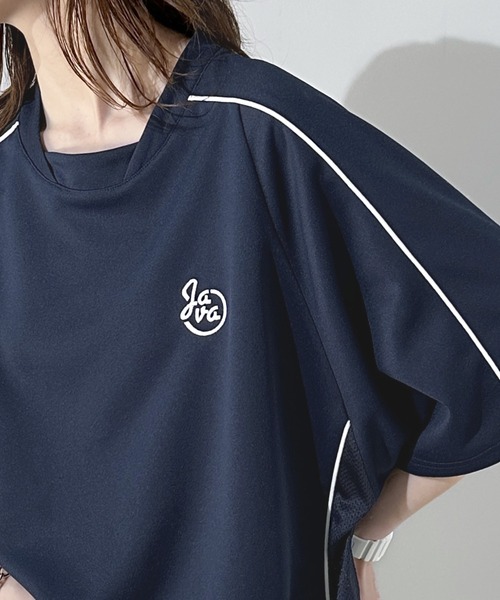 Java(ジャバ)の「《Javaジャバコラボ》シンプルなのに格上げ。ライン入り胸刺繍サッカーTシャツ(Tシャツ/カットソー・レディース・ブラック/グレイッシュベージュ/ネイビー・MEDIUM/LARGE/X-LARGE)」の3枚目の写真