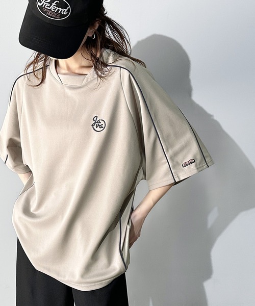 Java(ジャバ)の「《Javaジャバコラボ》シンプルなのに格上げ。ライン入り胸刺繍サッカーTシャツ(Tシャツ/カットソー・レディース・ブラック/グレイッシュベージュ/ネイビー・MEDIUM/LARGE/X-LARGE)」の2枚目の写真