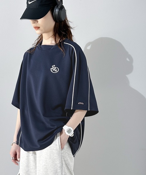Java(ジャバ)の「《Javaジャバコラボ》シンプルなのに格上げ。ライン入り胸刺繍サッカーTシャツ(Tシャツ/カットソー・レディース・ブラック/グレイッシュベージュ/ネイビー・MEDIUM/LARGE/X-LARGE)」の8枚目の写真