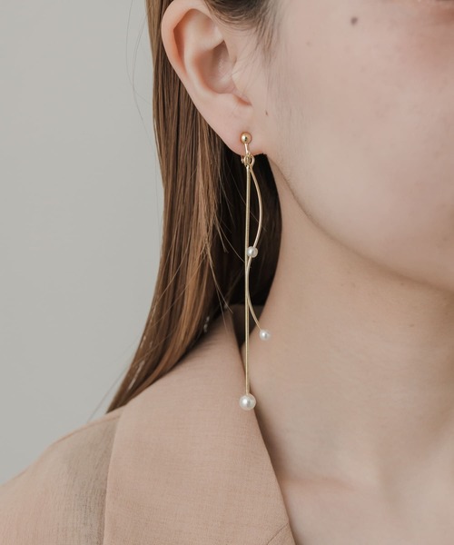 SMELLY（スメリー）の「パールメタルバーコンビイヤリング（イヤリング・レディース・ゴールド系その他・-）」の3枚目の写真