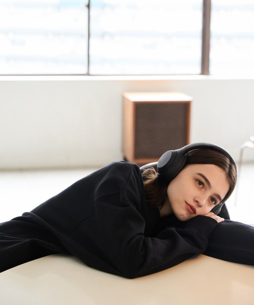 flaner(フラネ)の「Loose V neck sweat / ルーズVネックスウェット(スウェット・レディース・グレー/ブラック/ブルー・LARGE/MEDIUM/SMALL)」の12枚目の写真