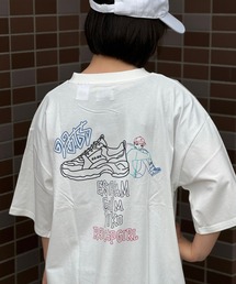 23.65（イーシプサムチョンユクオ）の「23.65/イーシプサムチョンユクオ　【web限定】23.65×RED CAP GIRL ラバープリント＆フロント刺繍入りラインイラストBIGTシャツ（Tシャツ/カットソー）」