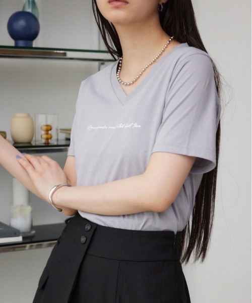 AZUL by moussy(アズールバイマウジー)の「フロントメッセージロゴTシャツ(Tシャツ/カットソー・レディース・ブラック/ホワイト/オレンジ/グレー/ライトベージュ・SMALL/MEDIUM)」の3枚目の写真