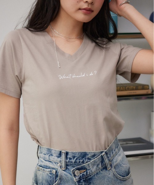 AZUL by moussy(アズールバイマウジー)の「フロントメッセージロゴTシャツ(Tシャツ/カットソー・レディース・ブラック/ホワイト/オレンジ/グレー/ライトベージュ・SMALL/MEDIUM)」の4枚目の写真