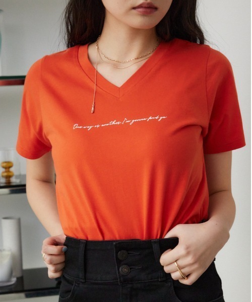 AZUL by moussy(アズールバイマウジー)の「フロントメッセージロゴTシャツ(Tシャツ/カットソー・レディース・ブラック/ホワイト/オレンジ/グレー/ライトベージュ・SMALL/MEDIUM)」の5枚目の写真