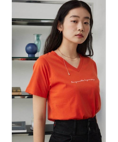 AZUL by moussy(アズールバイマウジー)の「フロントメッセージロゴTシャツ(Tシャツ/カットソー・レディース・ブラック/ホワイト/オレンジ/グレー/ライトベージュ・SMALL/MEDIUM)」の12枚目の写真