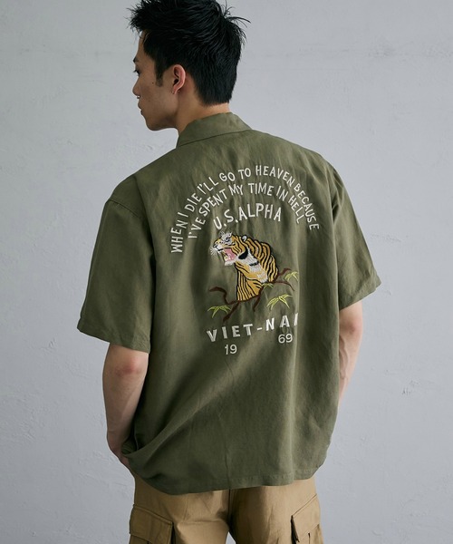 ※ALPHA（アルファ）の「ユーティリティリネンシャツ / スーベニア刺繍 半袖（SOUVENIR）（シャツ/ブラウス・メンズ・ブラック/オリーブ・LARGE/MEDIUM/X-LARGE）」の2枚目の写真