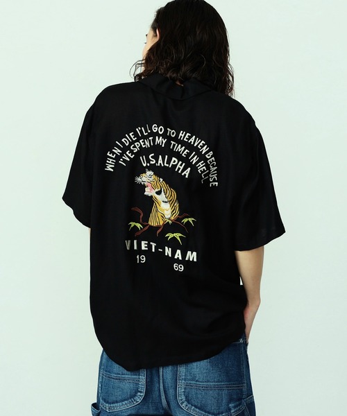 ※ALPHA（アルファ）の「ユーティリティリネンシャツ / スーベニア刺繍 半袖（SOUVENIR）（シャツ/ブラウス・メンズ・ブラック/オリーブ・LARGE/MEDIUM/X-LARGE）」の5枚目の写真