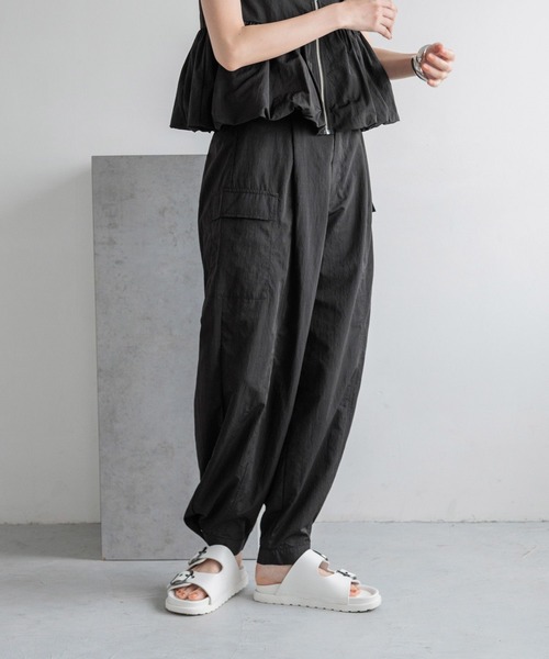 LOWRYS FARM(ローリーズファーム)の「シャイニーナイロンカーゴパンツ 116712(カーゴパンツ・レディース・グリーン/ブラック/ホワイト・FREE)」の1枚目の写真