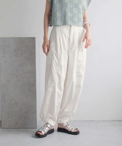 LOWRYS FARM(ローリーズファーム)の「シャイニーナイロンカーゴパンツ 116712(カーゴパンツ・レディース・グリーン/ブラック/ホワイト・FREE)」の9枚目の写真