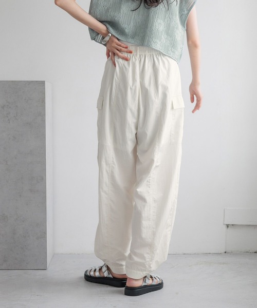 LOWRYS FARM(ローリーズファーム)の「シャイニーナイロンカーゴパンツ 116712(カーゴパンツ・レディース・グリーン/ブラック/ホワイト・FREE)」の7枚目の写真