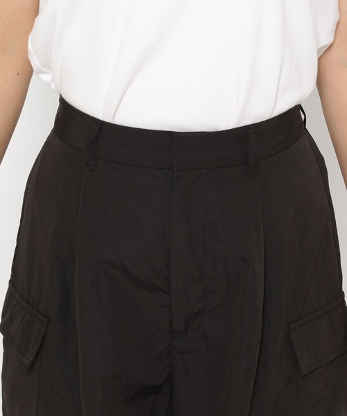 LOWRYS FARM(ローリーズファーム)の「シャイニーナイロンカーゴパンツ 116712(カーゴパンツ・レディース・グリーン/ブラック/ホワイト・FREE)」の15枚目の写真