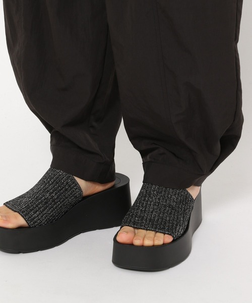 LOWRYS FARM(ローリーズファーム)の「シャイニーナイロンカーゴパンツ 116712(カーゴパンツ・レディース・グリーン/ブラック/ホワイト・FREE)」の13枚目の写真