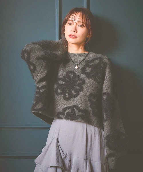 mysty woman（ミスティウーマン）の「フェザーフラワージャガードニットプルオーバー　142901（ニット/セーター・レディース・ライトグレー/アイボリー/グレー/ブルー/グリーン/チャコールグレー・FREE）」の2枚目の写真