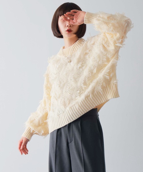 PURE BRIGHT（ピュアブライト）の「ボリュームスリーブフリンジニットプルオーバー（ニット/セーター・レディース・グレー/アイボリー・FREE）」の4枚目の写真