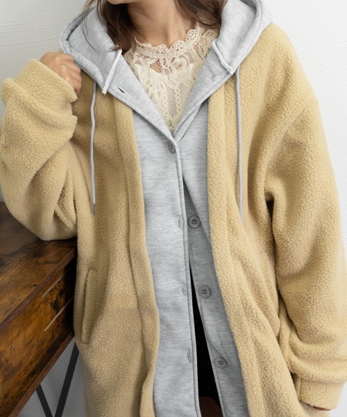 Miniministore(ミニミニストア)の「ボアロングパーカーレイヤード風ボアコート(ステンカラーコート・レディース・キャメル/グレー/ブラック/アイボリー・L/M)」の7枚目の写真