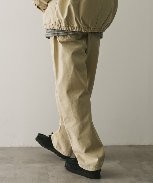 URBAN RESEARCH DOORS（アーバンリサーチドアーズ）の「ダックストレートパンツ（その他パンツ・メンズ・スミクロ/ベージュ・MEDIUM/LARGE）」の14枚目の写真