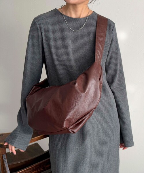 fredy emue(フレディエミュ)の「ヴィンテージライクフェイクレザーショルダーバッグ(ショルダーバッグ・レディース・ブラウン/ブラック・FREE)」の22枚目の写真