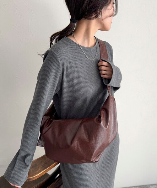 fredy emue(フレディエミュ)の「ヴィンテージライクフェイクレザーショルダーバッグ(ショルダーバッグ・レディース・ブラウン/ブラック・FREE)」の21枚目の写真